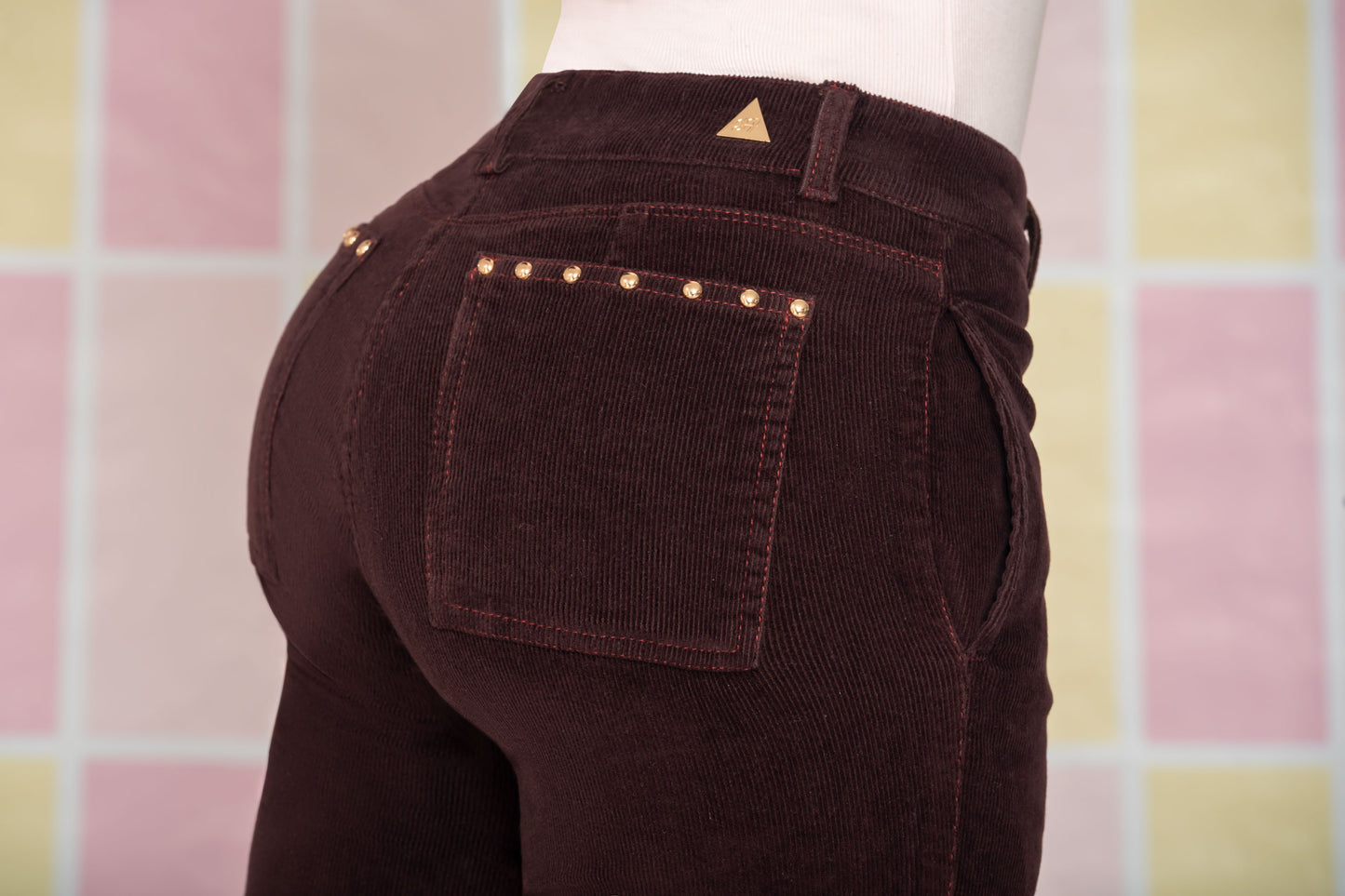 Pantalón Tiro Alto 1 Botón - Bota Recta - Tela Pana Vinotinto Ref 1871